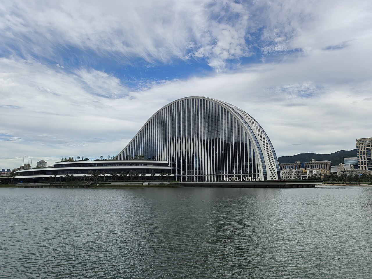 橫琴天沐河畔的天沐琴台與河岸景觀