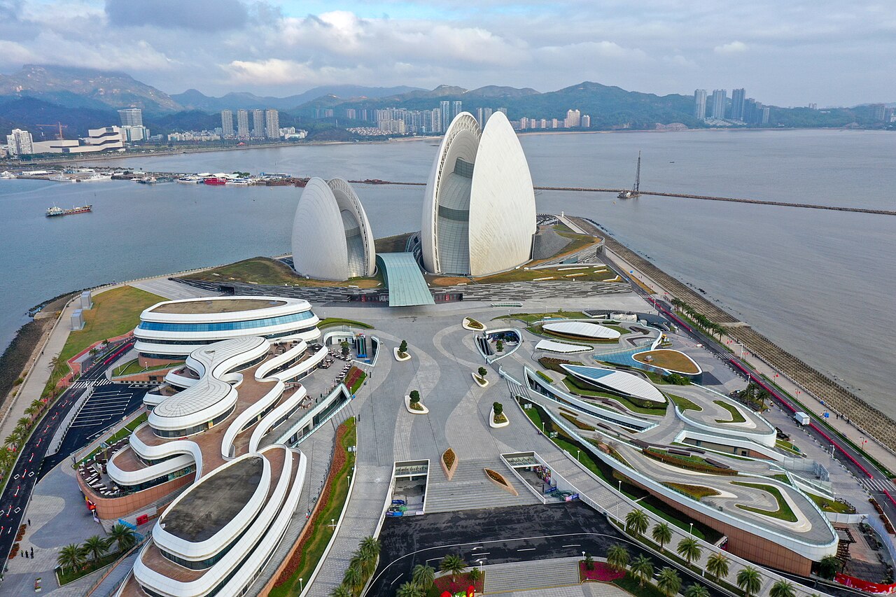 野狸島上的珠海大劇院(日月貝)與海岸,航拍實景